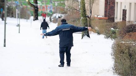Berufsrisiko. Auch Ordnungsamtsmitarbeiter kommen ins Schlittern. Foto: Steinert