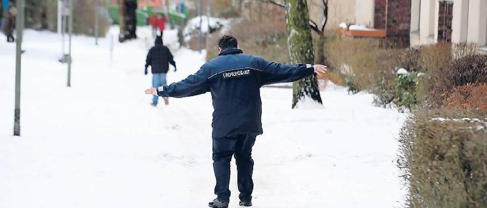 Berufsrisiko. Auch Ordnungsamtsmitarbeiter kommen ins Schlittern. Foto: Steinert