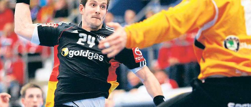 Durch diese Jogginghose muss er kommen. Michael Haaß versucht, den isländischen Torhüter Gustavsson zu überwinden. Foto: dapd