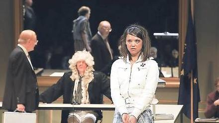 Furios: Edgar Selge als Dorfrichter Adam mit Britta Hammelstein als Eve Foto: Bettina Stöß