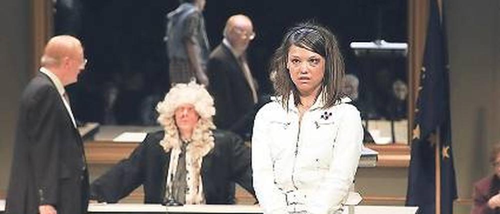 Furios: Edgar Selge als Dorfrichter Adam mit Britta Hammelstein als Eve Foto: Bettina Stöß