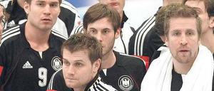 Wie soll man da auch gucken? Die deutsche Nationalmannschaft spielt bei der WM nach desaströsen Auftritten nur noch um Platz elf gegen Argentinien. Foto: dpa