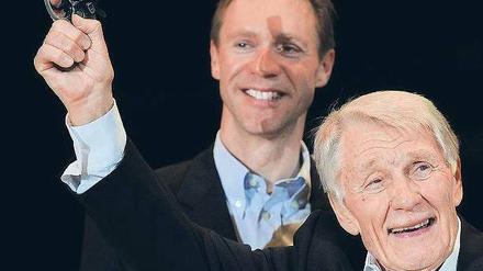 Ein Knall zum 100. Jens Voigt assistiert im Berliner Velodrom Otto Ziege beim Startschuss für das Sechstagerennen, das in diesem Jahr zum 100. Mal stattfindet. Foto: dpa