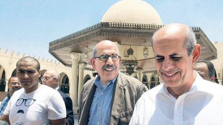 Neue alte Hoffnung. Der Friedensnobelpreisträger Mohammed El-Baradei (Mitte) – hier bei einem Besuch in Kairo im vergangenen Mai – hat angeboten, eine Übergangsregierung in Ägypten zu führen. Foto: Hatem Walid/dpa