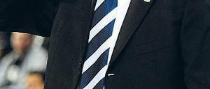 Ein Fingerzeig. Muli Katzurin feierte seinen ersten Sieg als Alba-Trainer. Foto: dapd