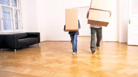 Selbst Kisten schleppen müssen betagtere Menschen sicher nicht mehr, wenn sie ihr Zuhause wechseln. Auf bestimmte Veränderungen hingegen sollten sie sich einstellen. Doch sind die längst nicht immer negativ. Foto: picture-alliance / beyond/beyond