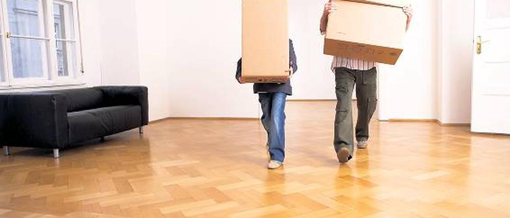 Selbst Kisten schleppen müssen betagtere Menschen sicher nicht mehr, wenn sie ihr Zuhause wechseln. Auf bestimmte Veränderungen hingegen sollten sie sich einstellen. Doch sind die längst nicht immer negativ. Foto: picture-alliance / beyond/beyond