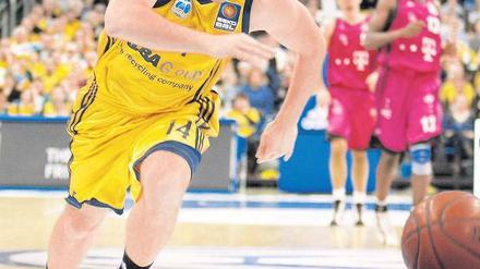 Form und Ball hinterherlaufen. Marko Marinovic und seine Mitspieler bei Alba haben zuletzt in Eurocup, Liga und Pokal dreimal in Folge verloren.Foto: Napierski