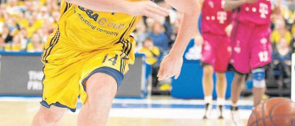 Form und Ball hinterherlaufen. Marko Marinovic und seine Mitspieler bei Alba haben zuletzt in Eurocup, Liga und Pokal dreimal in Folge verloren.Foto: Napierski