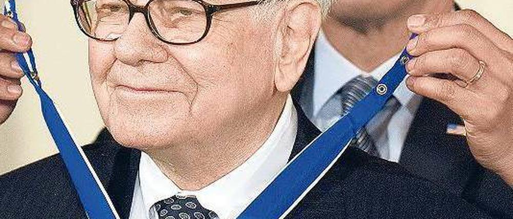 Ehrung. US-Präsident Obama verlieh Buffett unlängst die Friedensmedaille „Medal of Freedom“. Foto: AFP