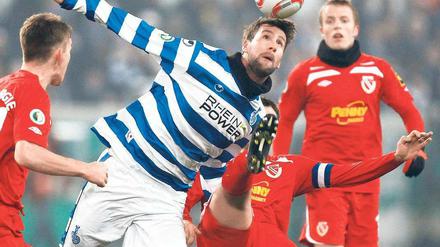 Berlin und Ball im Blick. Duisburgs Stefan Maierhofer ist in dieser Situation nicht vom Ball zu trennen, mit seinem Tor zum 1:0 trug er zum Finaleinzug seines Klubs bei. 