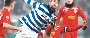 Berlin und Ball im Blick. Duisburgs Stefan Maierhofer ist in dieser Situation nicht vom Ball zu trennen, mit seinem Tor zum 1:0 trug er zum Finaleinzug seines Klubs bei. 