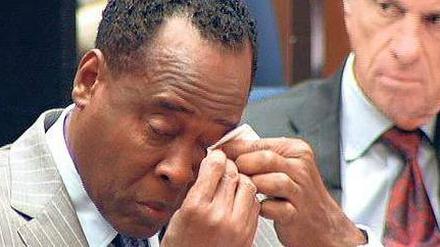 Wischt sich eine Träne aus dem Gesicht. Conrad Murray im Gerichtssaal. Jede seiner Regungen wird im Fernsehen übertragen. Foto: Reuters