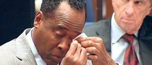 Wischt sich eine Träne aus dem Gesicht. Conrad Murray im Gerichtssaal. Jede seiner Regungen wird im Fernsehen übertragen. Foto: Reuters