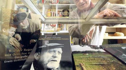 Heimat. Im Laden in Bohsdorf, in dem Strittmatter aufwuchs, gibt es eine Gedenkstätte für den Schriftsteller. Foto: Patrick Pleul/dpa