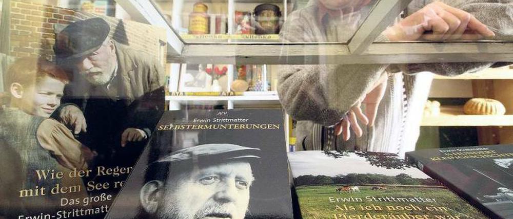 Heimat. Im Laden in Bohsdorf, in dem Strittmatter aufwuchs, gibt es eine Gedenkstätte für den Schriftsteller. Foto: Patrick Pleul/dpa