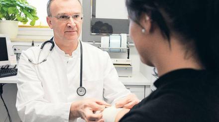 Für Patienten und Mediziner wird angesichts des drohenden Ärztemangels mit Beginn des neuen Jahres vieles anders. Foto: Armin Weigel/dpa
