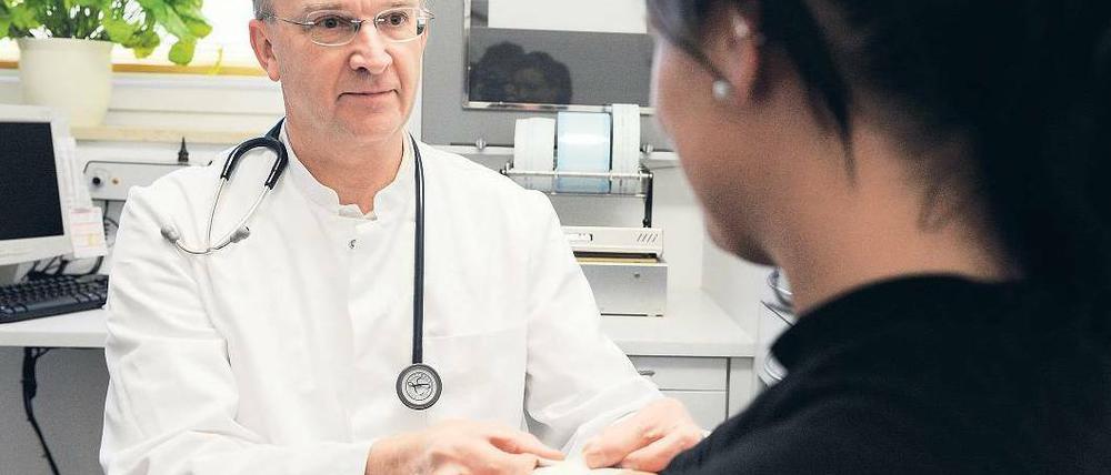 Für Patienten und Mediziner wird angesichts des drohenden Ärztemangels mit Beginn des neuen Jahres vieles anders. Foto: Armin Weigel/dpa