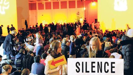 Stille Teilhaber. Die Jugendlichen beten beim Taizé-Treffen nicht nur, sondern erkunden auch die Stadt. Foto: dpa/Maurizio Gambarini
