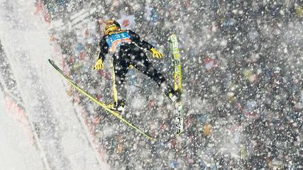 Irgendwann kommt Boden. Nicht viel zu sehen gibt es in Oberhof auch für den Japaner Noriaki Karsai. Foto: dpa