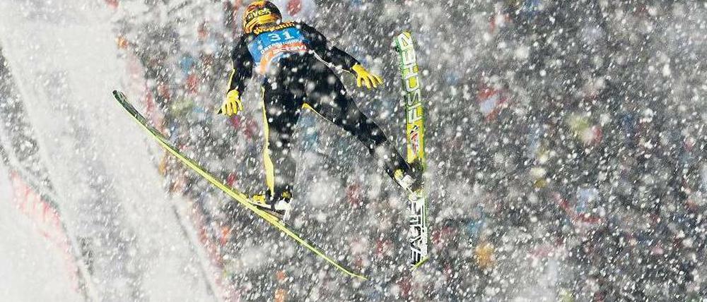 Irgendwann kommt Boden. Nicht viel zu sehen gibt es in Oberhof auch für den Japaner Noriaki Karsai. Foto: dpa