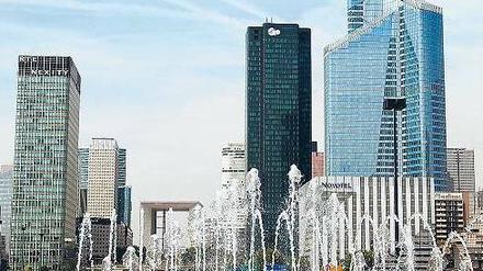Teure Türme. Bereits 2008 hat der Staat die Finanzbranche, hier das Bankenviertel La Defense in Paris, im großen Stil gerettet. Ein Ende der Krise ist aber nicht in Sicht. Foto: dpa