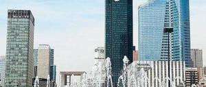 Teure Türme. Bereits 2008 hat der Staat die Finanzbranche, hier das Bankenviertel La Defense in Paris, im großen Stil gerettet. Ein Ende der Krise ist aber nicht in Sicht. Foto: dpa