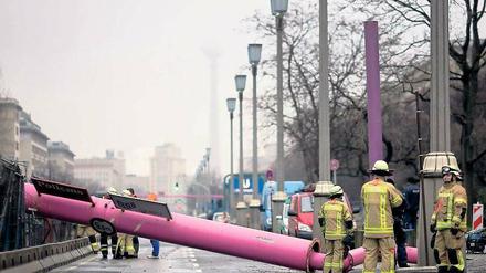Fahrfehler mit Folgen. Ein kilometerlanger Stau bildete sich am Dienstagmorgen auf der Karl-Marx-Allee, nachdem ein Lastwagen das rosa gestrichene Wasserrohr touchiert hatte. Um den Schaden wieder zu beheben, musste die Feuerwehr mit einem Kran anrücken. Die wichtige Ost-West-Achse war für Stunden gesperrt. Foto: dpa