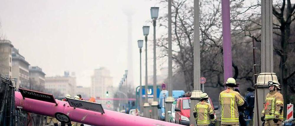 Fahrfehler mit Folgen. Ein kilometerlanger Stau bildete sich am Dienstagmorgen auf der Karl-Marx-Allee, nachdem ein Lastwagen das rosa gestrichene Wasserrohr touchiert hatte. Um den Schaden wieder zu beheben, musste die Feuerwehr mit einem Kran anrücken. Die wichtige Ost-West-Achse war für Stunden gesperrt. Foto: dpa