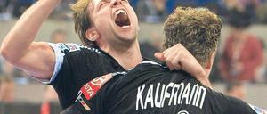 Das muss raus. Christian Sprenger (hinten) und Lars Kaufmann sind erleichtert über den deutschen Sieg im zweiten EM-Spiel und den Erhalt der Chance auf die Teilnahme an der Hauptrunde und bei Olympia. Foto: dapd