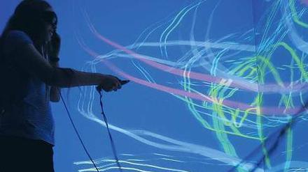 Linien dank Laser. Auch das Fraunhofer Institut für Produktionsanlagen und Konstruktionstechnik ist wieder dabei – wie schon 2008, als eine Frau im Produktionstechnischen Zentrum mit einer neuen Technik eine Zeichnung anfertigte: Durch eine Spezialbrille betrachtet, scheint das Bild dreidimensional im Raum zu schweben. Foto: Gottschalk/dapd