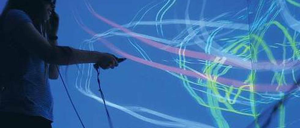 Linien dank Laser. Auch das Fraunhofer Institut für Produktionsanlagen und Konstruktionstechnik ist wieder dabei – wie schon 2008, als eine Frau im Produktionstechnischen Zentrum mit einer neuen Technik eine Zeichnung anfertigte: Durch eine Spezialbrille betrachtet, scheint das Bild dreidimensional im Raum zu schweben. Foto: Gottschalk/dapd