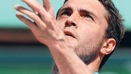 Zweiter Aufschlag. Endlich kann Baker einmal verletzungsfrei Tennis spielen. Foto: dpa