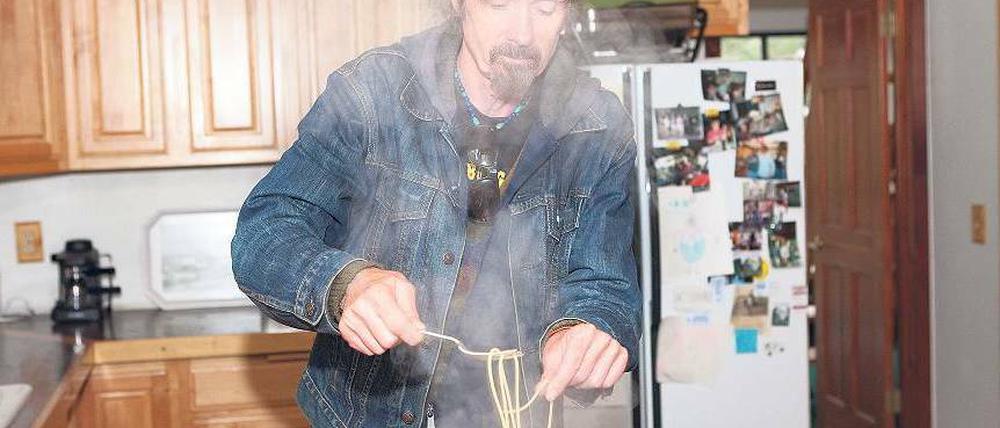 Spaghetti con Zucchini: T. C. Boyle in der Küche seines Hauses in den kalifornischen Bergen, wohin er sich gern zum Schreiben zurückzieht. Foto: Thomas Rabsch/laif