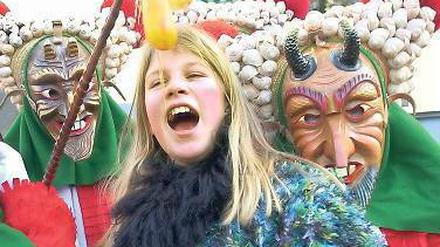 Buh! Schwäbischer Wettkämpfer bei EM im Kindererschrecken – nebst Kind. Foto: dpa