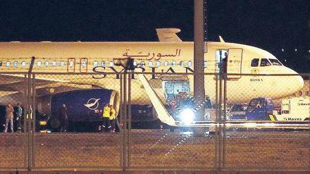 Am Boden: Zwei türkische Kampfjets haben ein aus Syrien kommendes Passagierflugzeug auf dem Weg nach Moskau gestoppt. In Ankara mussten die Passagiere aussteigen, verdächtiges Gepäck wurde beschlagnahmt. Foto: Cem Oksuz/dpa