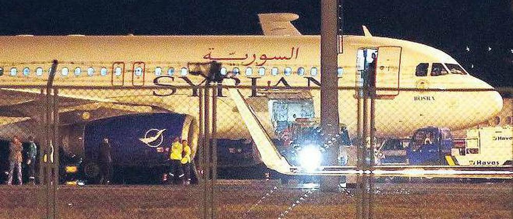 Am Boden: Zwei türkische Kampfjets haben ein aus Syrien kommendes Passagierflugzeug auf dem Weg nach Moskau gestoppt. In Ankara mussten die Passagiere aussteigen, verdächtiges Gepäck wurde beschlagnahmt. Foto: Cem Oksuz/dpa