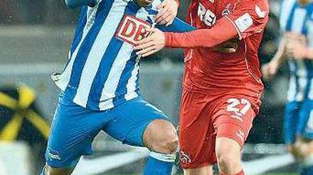 Unaufhaltsam. Herthas Spielmacher Ronny, hier im Duell mit Christian Clemens (r.), lässt sich bei seinem Tor auch von sechs Kölner Gegenspielern nicht stoppen. Foto: Matthias Koch