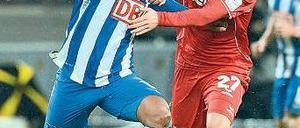 Unaufhaltsam. Herthas Spielmacher Ronny, hier im Duell mit Christian Clemens (r.), lässt sich bei seinem Tor auch von sechs Kölner Gegenspielern nicht stoppen. Foto: Matthias Koch