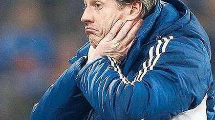Ziemlich zerknautscht. Jens Keller hadert mit dem Pokal-Aus des FC Schalke 04. Foto: dpa
