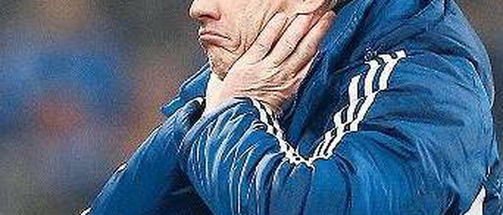 Ziemlich zerknautscht. Jens Keller hadert mit dem Pokal-Aus des FC Schalke 04. Foto: dpa