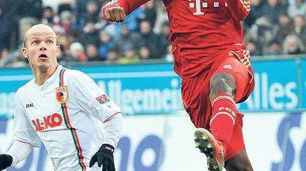 Ihr kommt nicht ran. Bayerns Alaba (r.) lässt Augsburgs Werner keine Chance. Foto: dpa