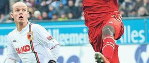 Ihr kommt nicht ran. Bayerns Alaba (r.) lässt Augsburgs Werner keine Chance. Foto: dpa