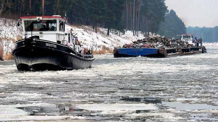 Das Eis ist gebrochen. Seit einigen Tagen müssen Wasserstraßen wie der Oder-Spree-Kanal zwischen Köpenick und Fürstenwalde mit Eisbrechern für die Berufsschifffahrt offengehalten werden. In der nächsten Woche wird sich diese Arbeit vorerst erledigt haben. Ein erneuter Wintereinbruch im Laufe des Februars ist aber nicht unwahrscheinlich. Foto: dpa