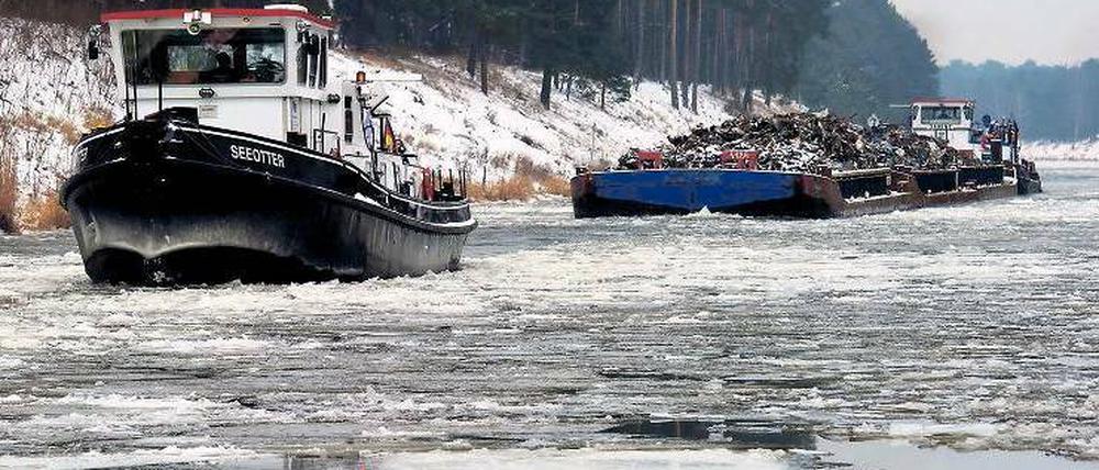 Das Eis ist gebrochen. Seit einigen Tagen müssen Wasserstraßen wie der Oder-Spree-Kanal zwischen Köpenick und Fürstenwalde mit Eisbrechern für die Berufsschifffahrt offengehalten werden. In der nächsten Woche wird sich diese Arbeit vorerst erledigt haben. Ein erneuter Wintereinbruch im Laufe des Februars ist aber nicht unwahrscheinlich. Foto: dpa