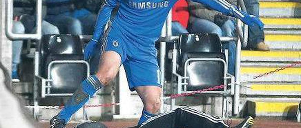 Nerven verloren. Eden Hazard ließ sich kurz vor Schluss provozieren. Foto: Pixathlon