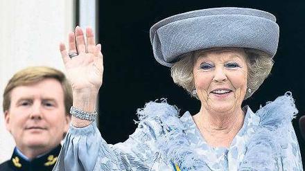 Mutter und Sohn. Der 45-jährige Kronprinz Willem-Alexander wurde von Königin Beatrix über viele Jahre hinweg auf die Amtsübernahme vorbereitet. Foto: Jerry Lampen/dpa