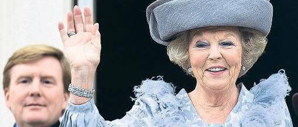 Mutter und Sohn. Der 45-jährige Kronprinz Willem-Alexander wurde von Königin Beatrix über viele Jahre hinweg auf die Amtsübernahme vorbereitet. Foto: Jerry Lampen/dpa