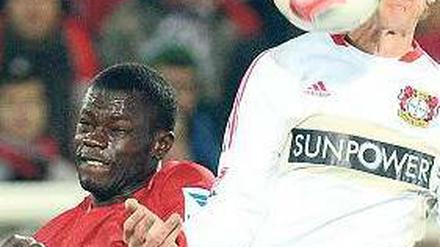 Noch ein Zweikampf. Stefan Kießling (r.) musste in Freiburg kämpfen. Foto: dpa