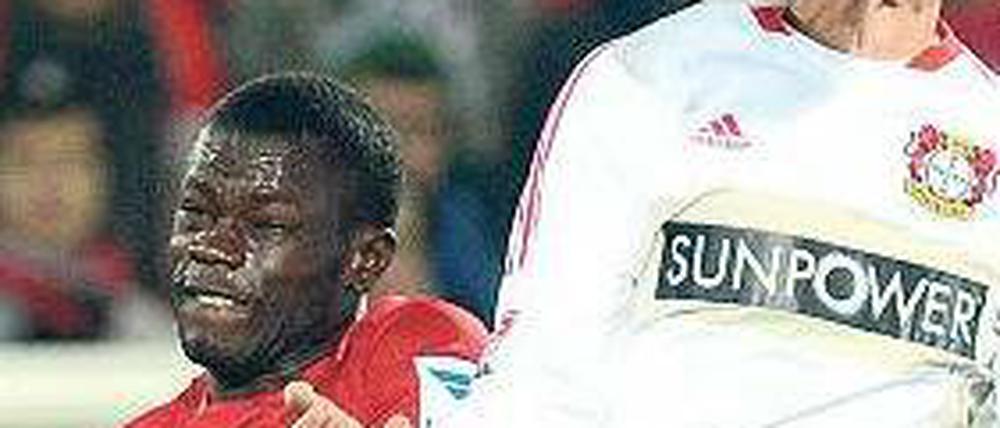 Noch ein Zweikampf. Stefan Kießling (r.) musste in Freiburg kämpfen. Foto: dpa